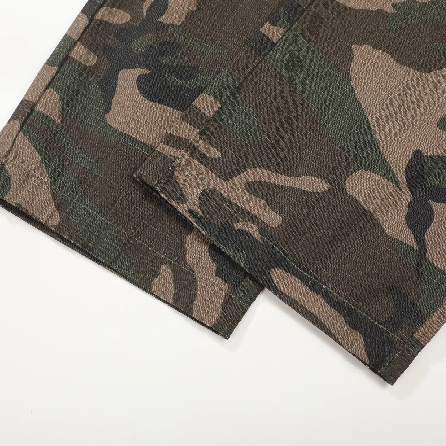P280 Chrome HeartsCH camouflage logging pants straight-leg Sanskrit unisex overalls, W-level cabinet, patchwork cross pattern embellishment, high-waisted washed jeans! ! Absolutely high-end luxury products, 1.9W-level god-level single products, super popular products, built with top heavy industry, a magic weapon that cannot be missed. About Zangyin, this is an extremely luxurious fashion brand, which can also be called the aristocrats of the high street. It has always been an exclusive brand for some hipsters or the rich second generation. Compared with ordinary high streets, it is more luxurious and noble. Compared with luxury brands, it has a more fashionable personality and has always been a brand that I have a special liking for. Imported yarn is custom-woven into a high-density twill canvas, which ensures a crisp silhouette while also making the fabric very delicate to the touch. It follows the B01 classic silhouette, with a crisp and stylish upper body. The ready-made garments are stone-milled and fermented, so they can be matched with any style. Buttons and zippers are made of authentic YKK retro metal products. Double-layer canvas on the front knees has perfect details. All hardware is customized. Color: Camouflage Size: 28/30/32/34/36 Waist: 74/79/84/89/94 Sitting: 104/109/114/119 Pants length: 101/102/104/106/108